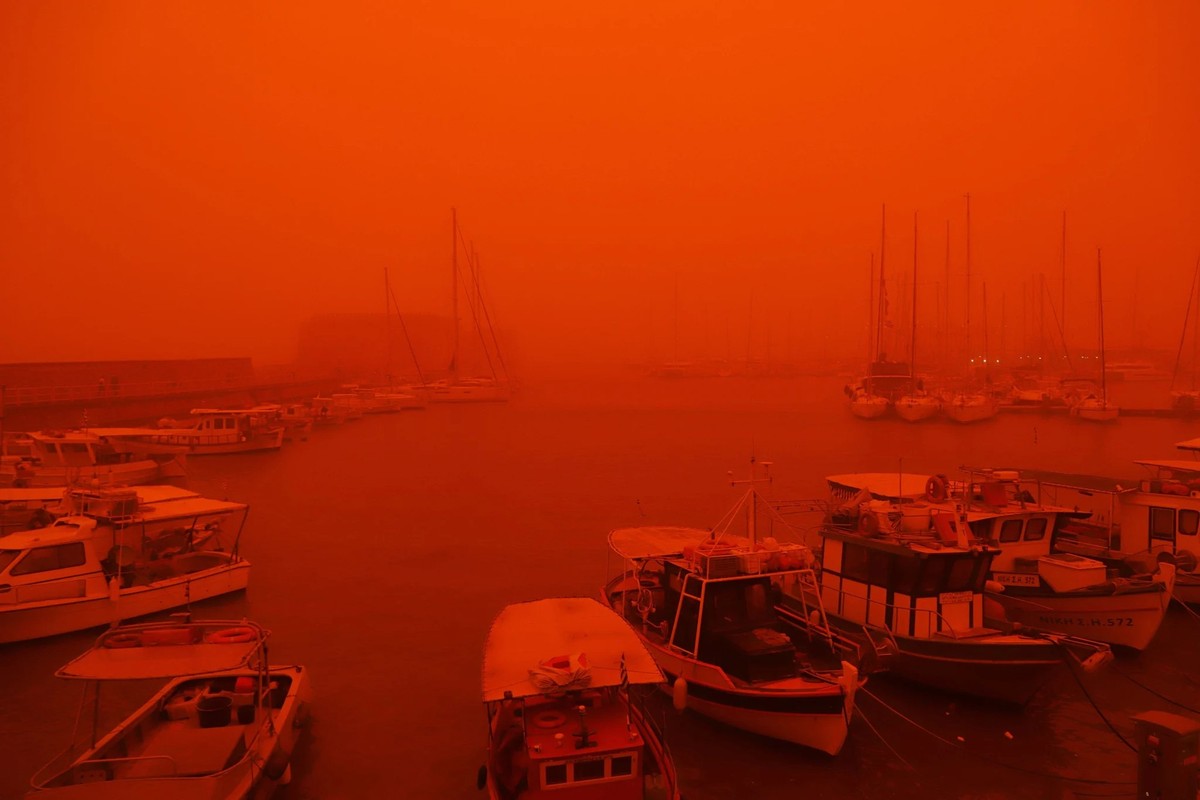 L'Europe du Sud est particulièrement touchée par le phénomène. Le 1er avril 2026, la poussière du Sahara a teinté de rouge le port d'Héraklion, en Crète.