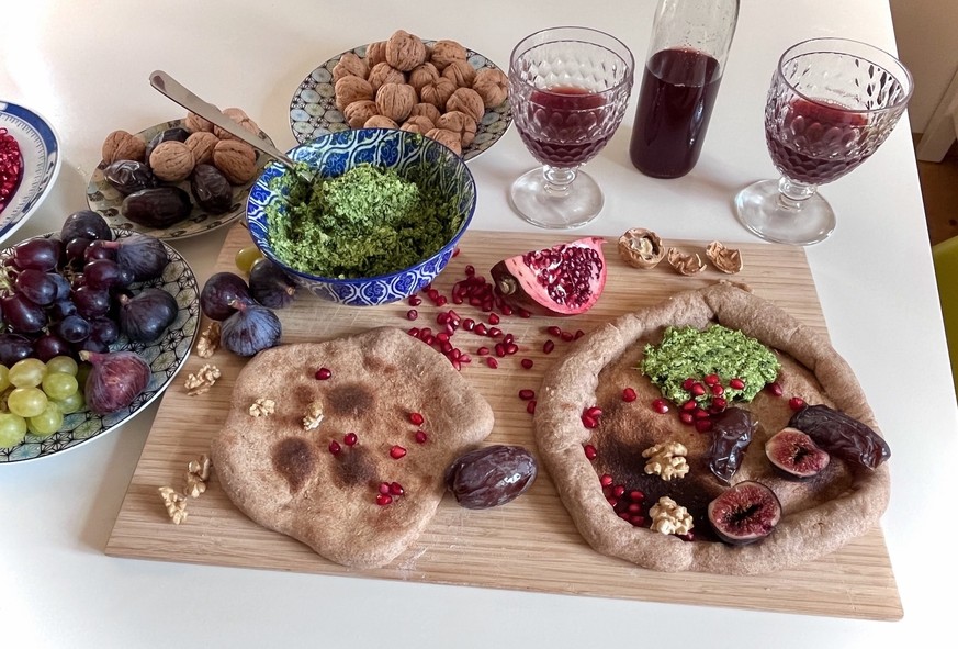 Wir kochen eine 2000-jährige Pizza aus Pompeji. 
F yeah. 
Eine römische Pizza. Literally.