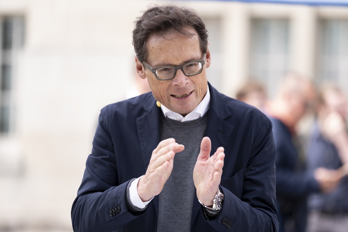 Roger Koeppel spricht bei seiner Veranstaltung -Debate a Politician- vor der Universitaet Zuerich zu Interessierten und Demonstranten, fotografiert am Mittwoch, 20. Mai 2026. (KEYSTONE/Gaetan Bally)