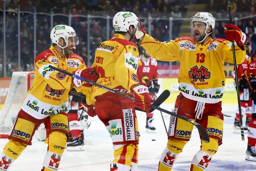 Biels Luca Cunti, Mitte, jubelt nach seinem Tor zum 0-1 mit seinen Teamkollegen Noah Schneeberger, links, und .Luca Hischier, im vierten Eishockey Playoff Viertelfinalspiel der National League zwische ...