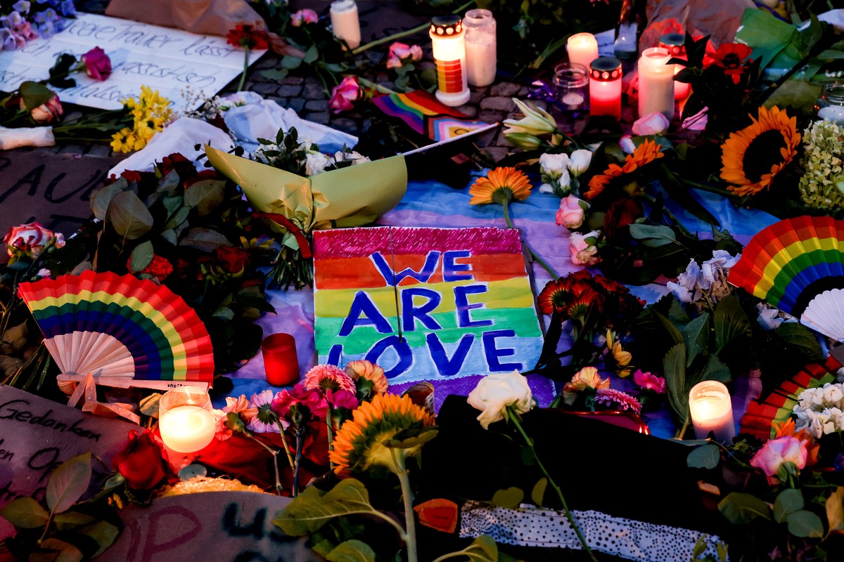epa13134734 Candles and flowers lie in front of the Brandenburg Gate near the scene where a vehicle was driven into a crowd beside the Christopher Street Day (CSD) parade route in Berlin, Germany, 26  ...