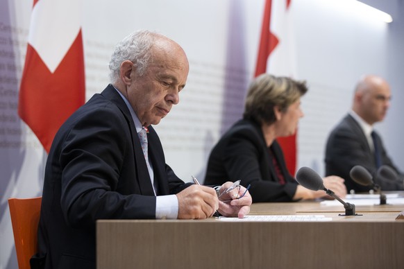 Bundesrat Ueli Maurer, Bundesraetin Viola Amherd und Bundesrat Alain Berset, von links, waehrend einer Medienkonferenz des Bundesrates ueber die Situation des Coronavirus, am Mittwoch, 22. April 2020  ...