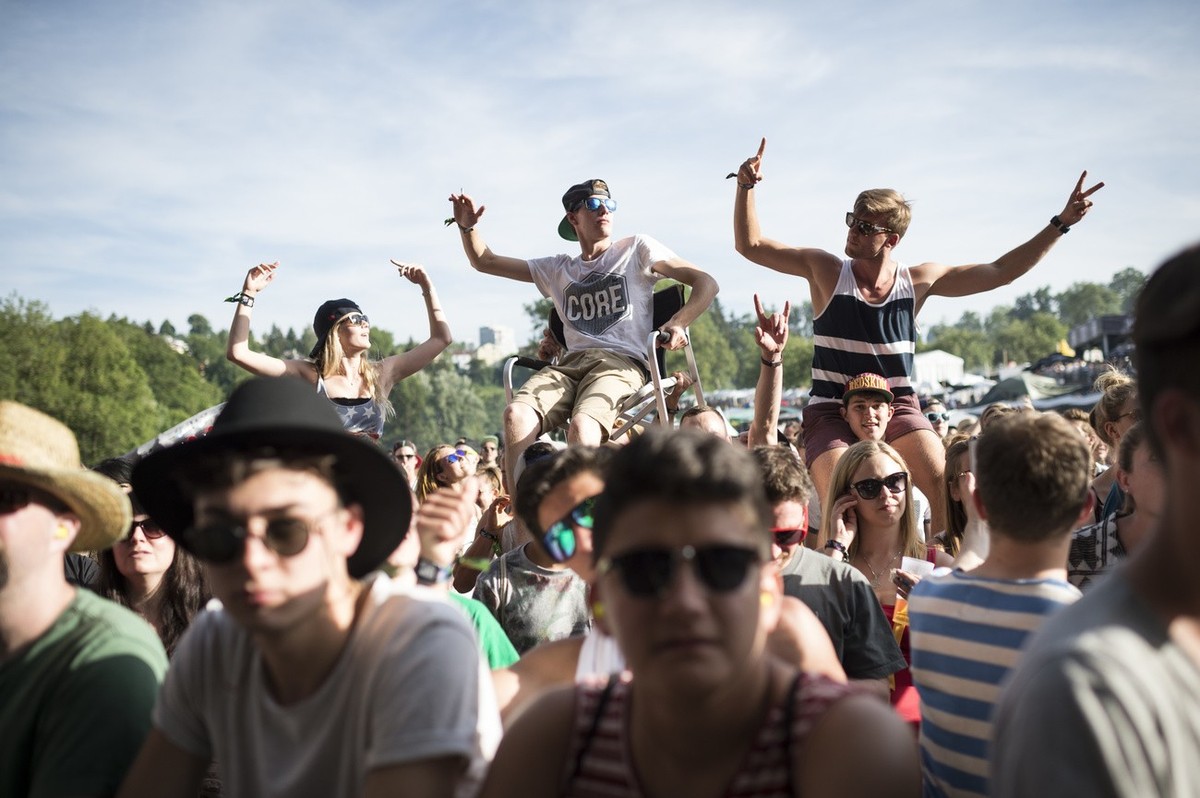Fans cheer during the performance of UK band Royal Blood during the music festival Openair St. Gallen, on Friday, June 26, 2015, in St. Gallen, Switzerland. (KEYSTONE/Gian Ehrenzeller)