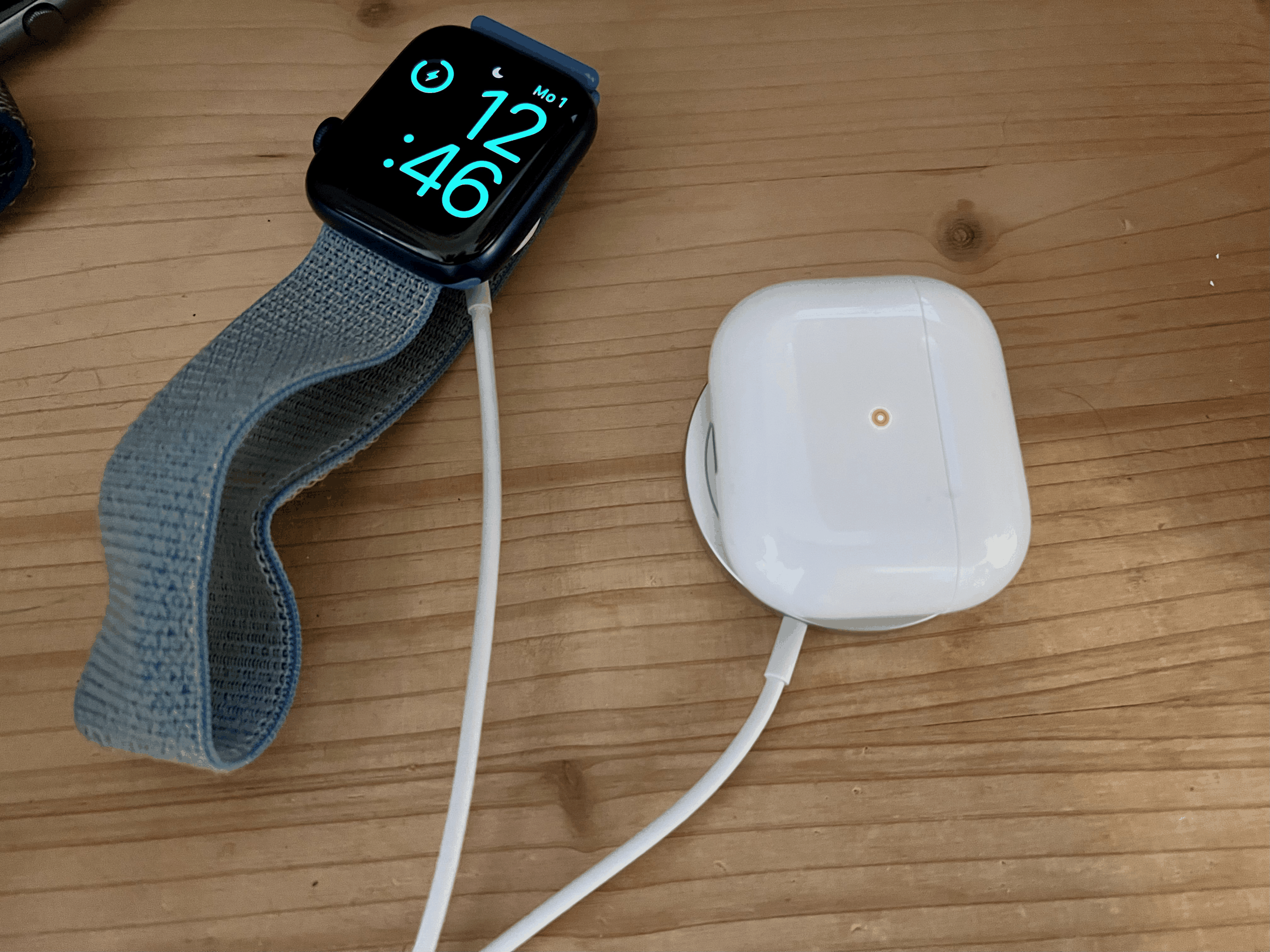 Das Aufladen der AirPods-Box über ein MagSafe-Ladekissen (rechts) ist weniger energieeffizient als über das Lightning-Kabel. Allerdings ist zu befürchten, dass der Hersteller wie bei der Apple Watch i ...