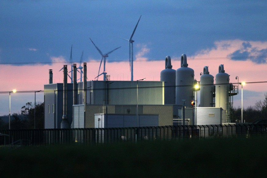 Gasspeicher // Ein Gas-Speicher in Deutschland, aufgenommen am 25.10.2022 im Hintergrund sind Windräder zu sehen Windkraft, Windrad *** Gas storage a Gas Memory in Germany, included on 25 10 2022 at B ...