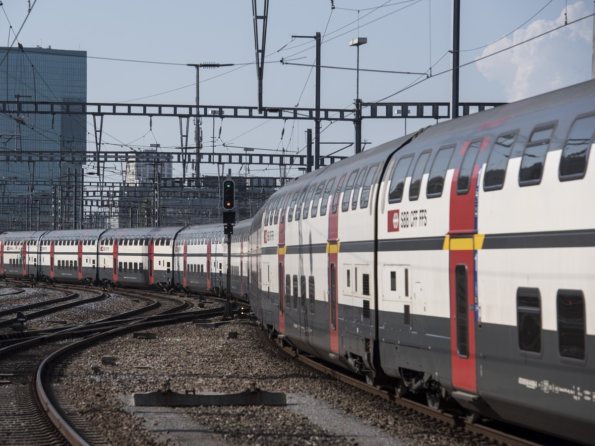Ein SBB Zug schlaengelt sich aus dem Bahnhof, aufgenommen am Dienstag, 13. September 2016 in Zuerich. (KEYSTONE/Ennio Leanza)