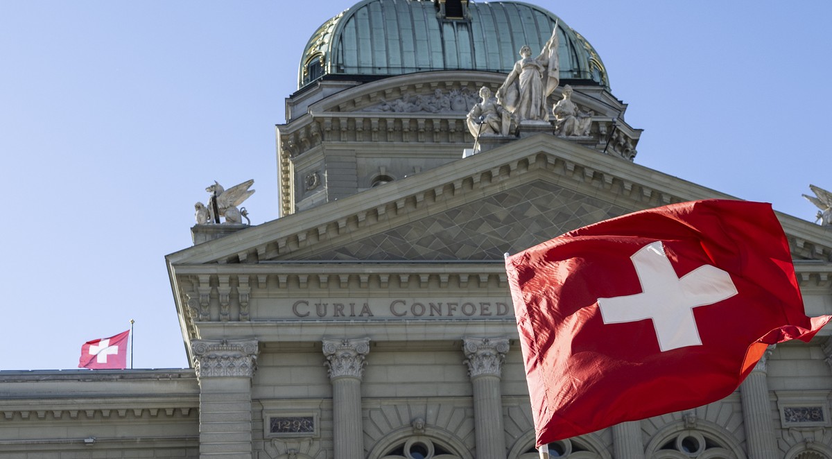 KEYPIX - Eine Schweizer Fahne vor dem Bundeshaus an der Sichlete auf dem Bundesplatz, am Montag, 15. September 2025, in Bern. (KEYSTONE/Peter Schneider)