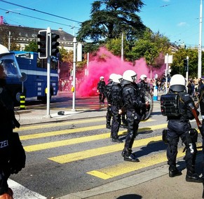 Die Polizei setzte am Bürkliplatz kurzzeitig einen Wasserwerfer ein.