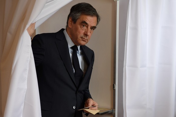 epa05922960 French presidential election candidate for the right-wing Les Republicains (LR) party Francois Fillon leaves a voting booth to cast his ballot at a polling station in Paris, France, 23 Apr ...