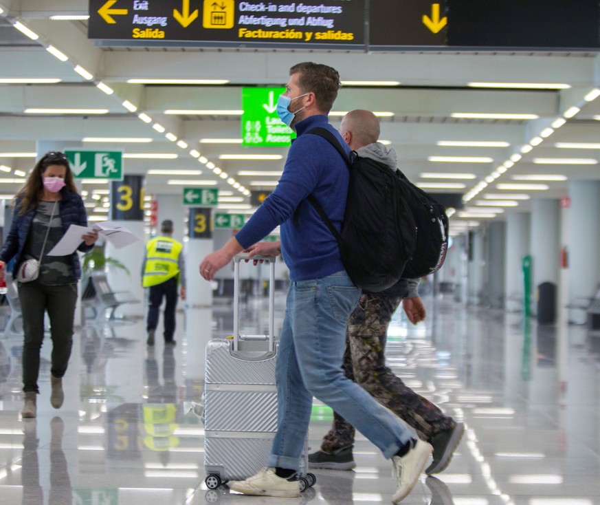 Fluggäste kommen am Flughafen Son San Joan de Mallorca auf den Balearen an. 