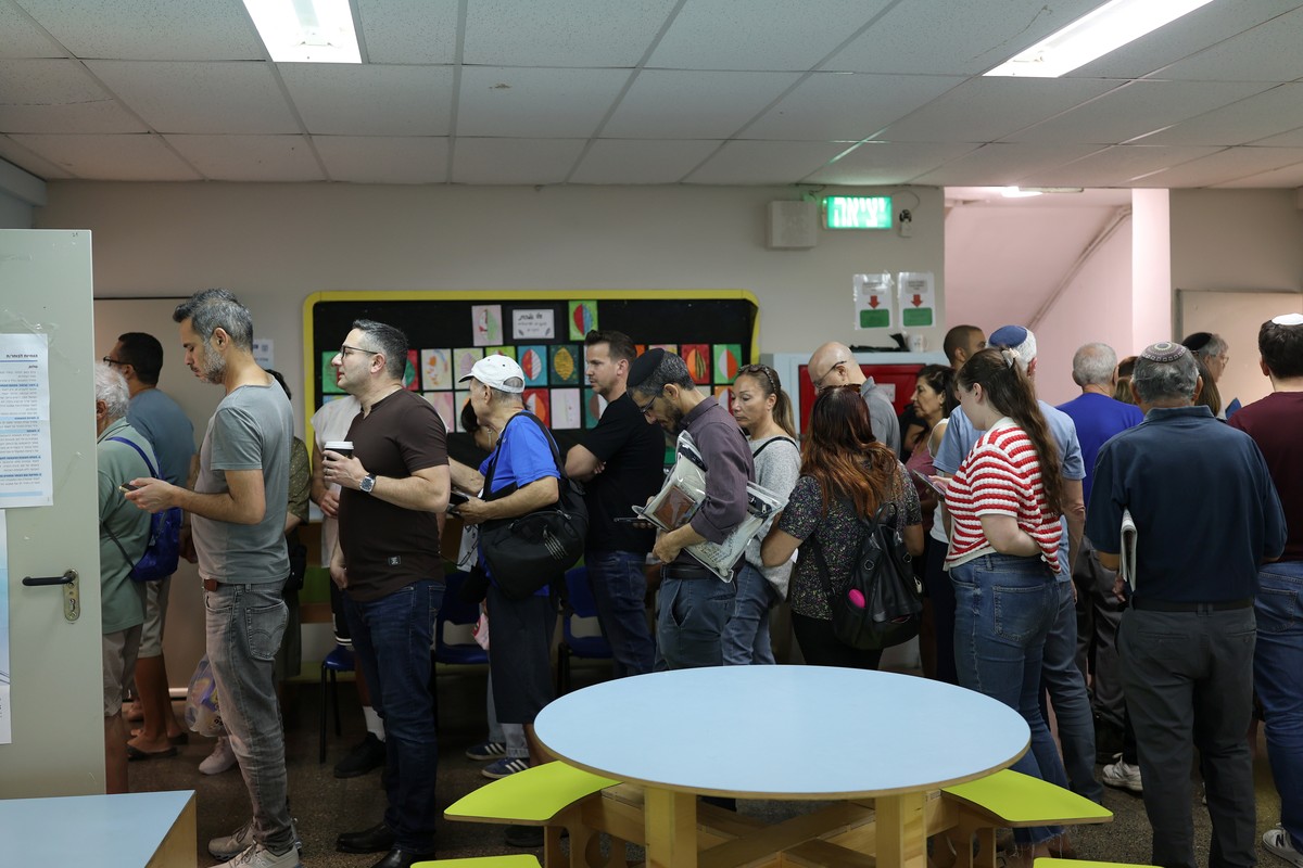 epa13333799 Israelis wait in line to cast their votes for the 26th Knesset (legislative) elections in the city of Raanana, near Tel Aviv, Israel, 27 October 2026. Israelis are heading to the polls in ...