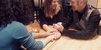 «Wir sind immer single – obwohl wir verlobt sind» – So leben Menschen, die mehrere Leute gleichzeitig lieben