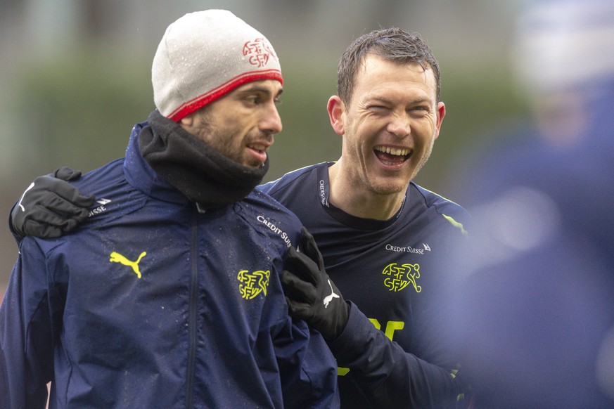 Admir Mehmedi, links, und Stephan Lichtsteiner waehrend des Training der Schweizer Fussballnationalmannschaft im Stadion Letzigrund, am Montag, 18. Maerz 2019, in Zuerich.(KEYSTONE/Melanie Duchene)