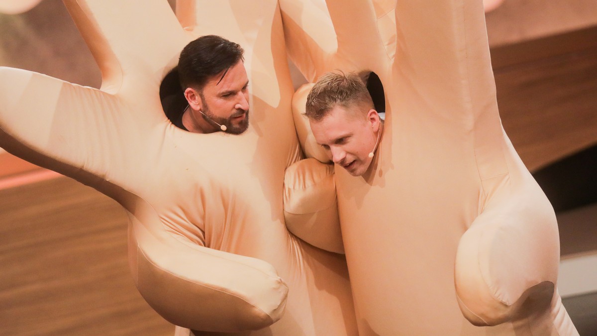 01.03.2020, Nordrhein-Westfalen, Hürth: Oliver Pocher (r), Moderator, und Michael Wendler, Sänger, stehen sich in der Live-Show "Pocher vs. Wendler - Schluss mit lustig!" bei RTL bei einem S ...