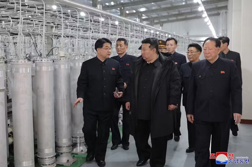 Kim Jong-un besucht eine nordkoreanische Uran-Anreicherungsanlage. Das Land hat sich sein Atomwaffenprogramm in grossen Teilen mit Cyberhacks finanziert.