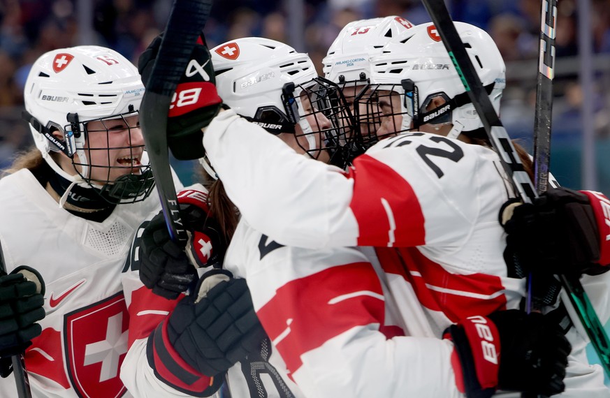 epa12757801 Sinja Leemann (R) of Switzerland celebrates with teammates after scoring the 1-1 during the Women's Ice Hockey bronze medal match between Switzerland and Sweden at the Milano Cortina  ...