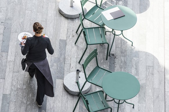 ZUM WACHSTUM DER SCHWEIZER WIRTSCHAFT IM ZWEITEN QUARTAL 2016 UM 0,6 PROZENT STELLEN WIR IHNEN AM DIENSTAG, 6. SEPTEMBER 2016, FOLGENDES ARCHIVBILD ZUR VERGUEGUNG - Waiter in a restaurant in Zurich, p ...