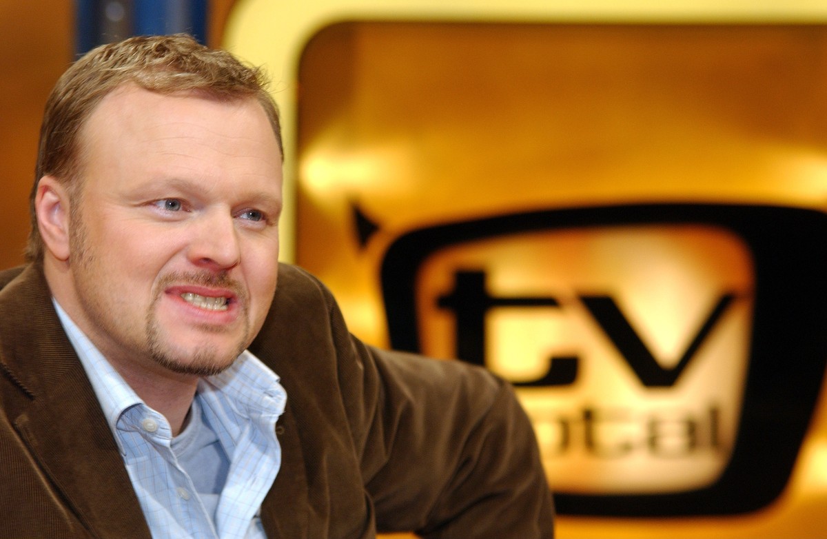 (GERMANY OUT) 20.10.1966-Musiker, TV-Moderator; DPorträt in der Studiokulisse von "TV Total" (Photo by Adolph/ullstein bild via Getty Images)