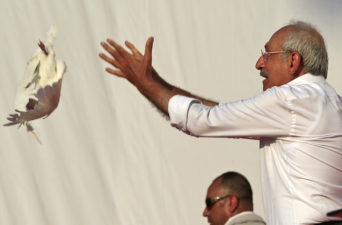 Kemal Kilicdaroglu, the leader of Turkey's main opposition Republican People's Party, throws a dove into the air during a rally following his 425-kilometer (265-mile) 'March for Justice ...