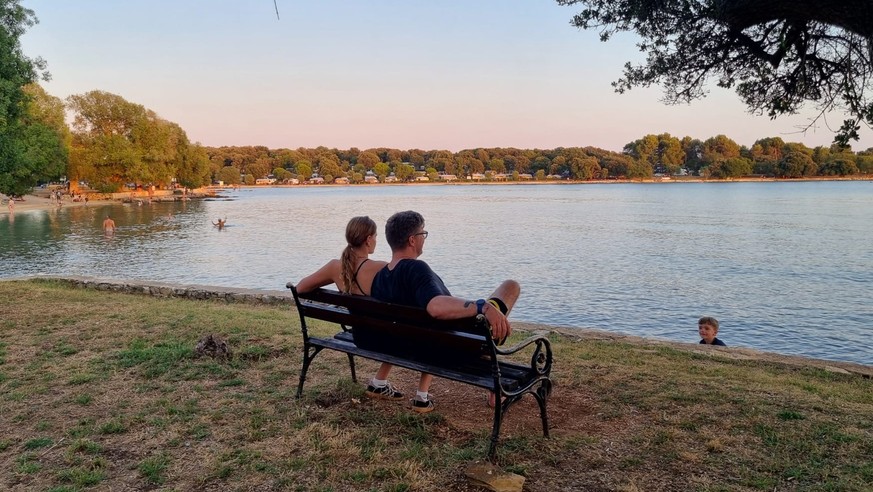 Der Autor, die Kinder und Camping, so weit das Auge reicht. Ich wusste nicht, dass ich später darüber schreiben würde – deshalb habe ich die Anlage selbst nicht fotografiert.