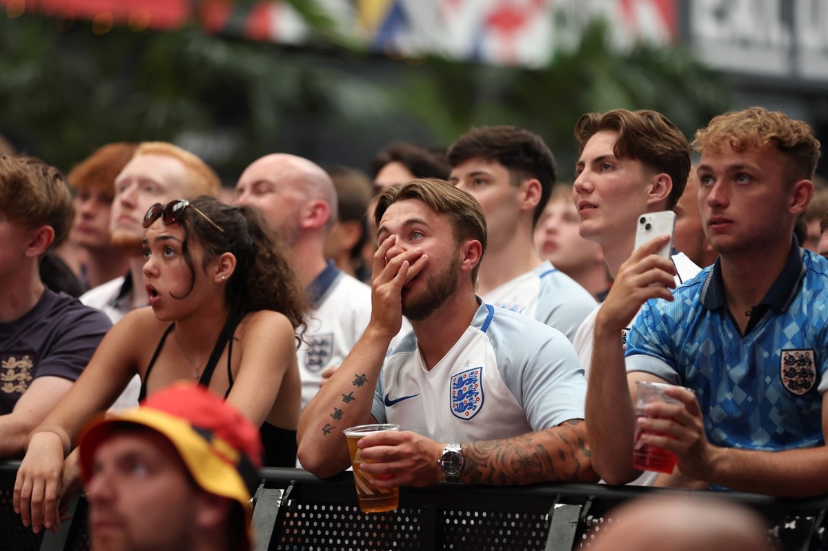 Fans watching England v Slovakia - EUFA Euro 2024 England fans at BOXPark Wembley in London during a screening of the UEFA EURO, EM, Europameisterschaft,Fussball 2024, round of 16 match, between Engla ...