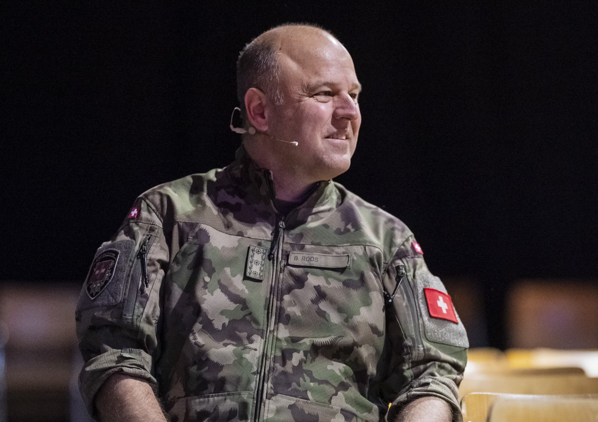 Korpskommandant Benedikt Roos, Chef der Armee, wartet auf seinen Einsatz an der Medienkonferenz 100 Tage Chef der Amee sowie Praesentation der Armeebotschaft 2026, am Donnerstag, 26. Maerz 2026 auf de ...