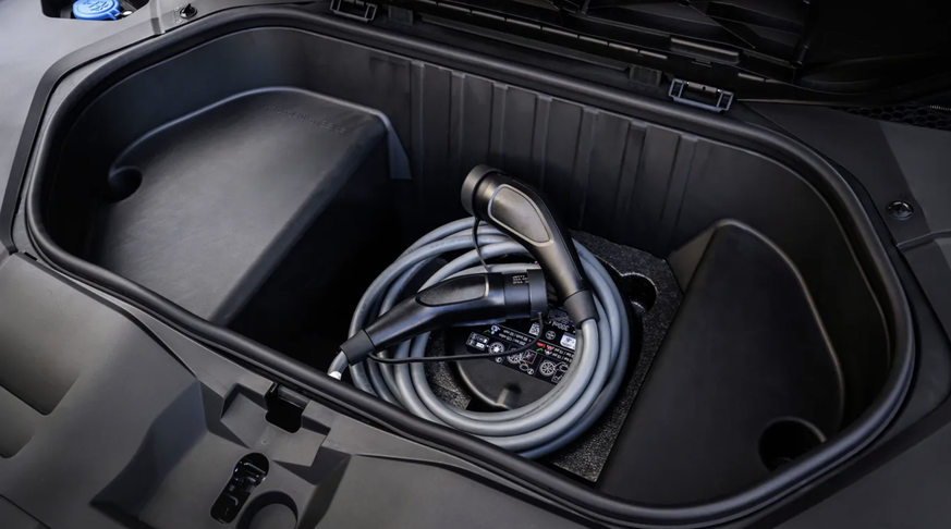 Unter der Fronthaube: Im sogenannten Frunk des BMW iX3 finden sich 47 Liter zusätzlicher Stauraum.