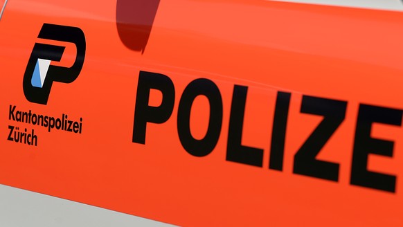 Die Kantonspolizei Zürich hatte am Montag in Winterthur einen Grosseinsatz. Ein Autodieb versuchte eine Strassensperre zu durchbrechen. Dabei erfasste er eine Polizistin und verletzte diese schwer. (S ...