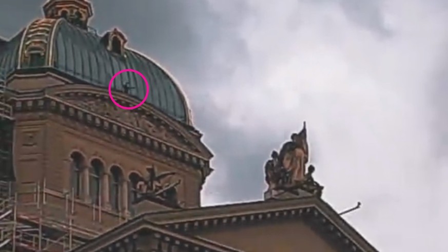 Ein Jugendlicher kletterte Mitte Mai 2023 unbemerkt auf das Bundeshaus-Dach. Der Vorfall wirft Fragen zur Sicherheit des Parlamentsgebäudes auf.