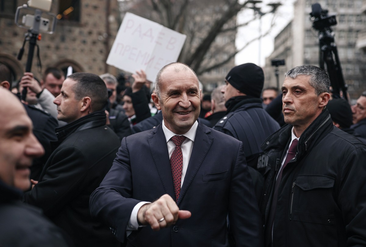 epa12675084 Outgoing Bulgarian President Rumen Radev (C) greets his supporters after a formal handover ceremony in Sofia, Bulgaria, 23 January 2026. Radev officially stepped down from office following ...