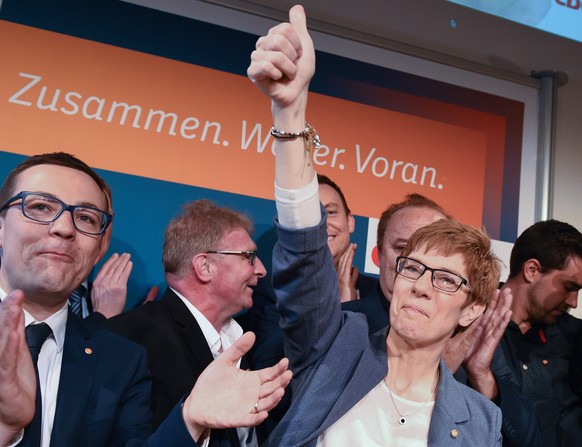 Die saarländische Ministerpräsidentin Annegret Kramp-Karrenbauer (CDU) jubelt am 26.03.2017 gemeinsam mit CDU Kollegen aus der Parteispitze auf der CDU Wahlparty in Saarbrücken (Saarland). Foto: Olive ...