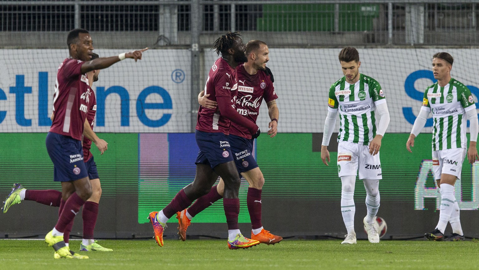 Servette FC Stuermer Grejohn Kyei, Mitte, links, feiert seinen Treffer zum 0-1 mit Steve Rouiller, Mitte rechts, waehrend dem Fussball Meisterschaftsspiel der Super League zwischen dem FC St. Gallen u ...