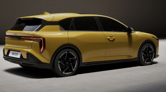 Markant: Das Heck des Kia K4 fällt durch seine Breite und die Form der Rückleuchten auf.