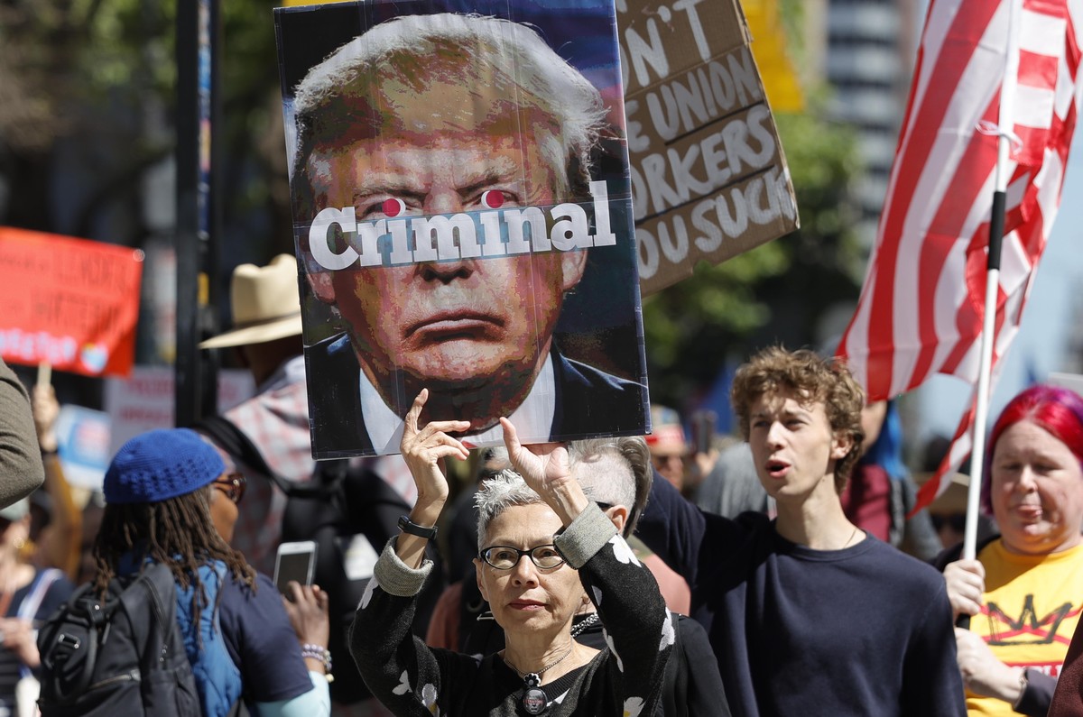 epa12857931 Protesters participate in the nationwide 'No Kings' march and rally in San Francisco, California, USA, 28 March 2026. The event is one of more than 3,100 demonstrations held acro ...