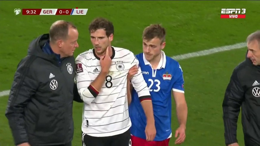 Hofer begleitet Goretzka vom Platz.