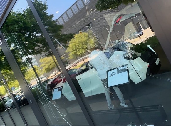 Jede einzelne Scheibe der Tesla-Garage in Schlieren wurde eingeschlagen.