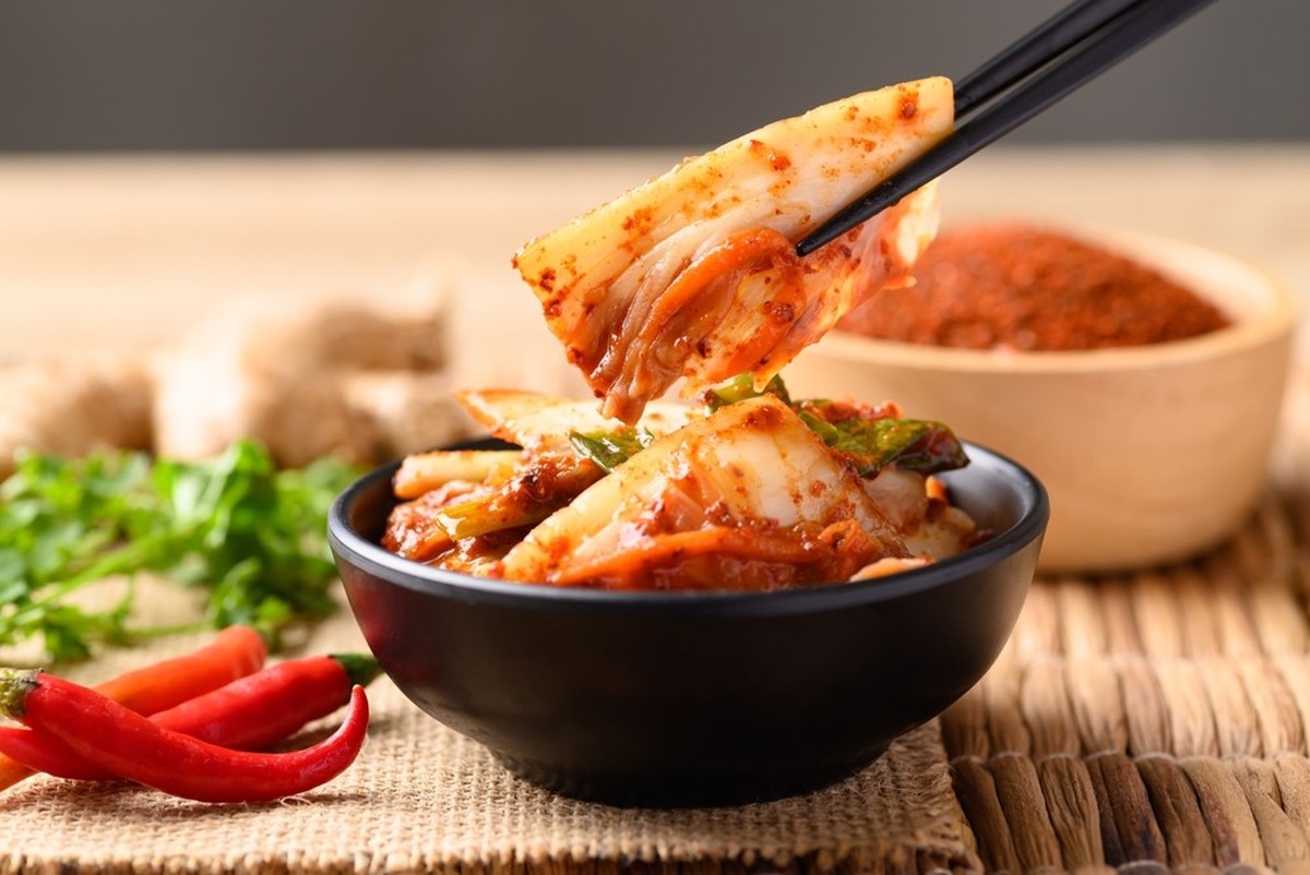 Le kimchi est une choucroute coréenne légèrement épicée, croquante et savoureuse. Il est consommé avec tous les repas en Corée, autant pour son bon goût que pour ses vertus santé.