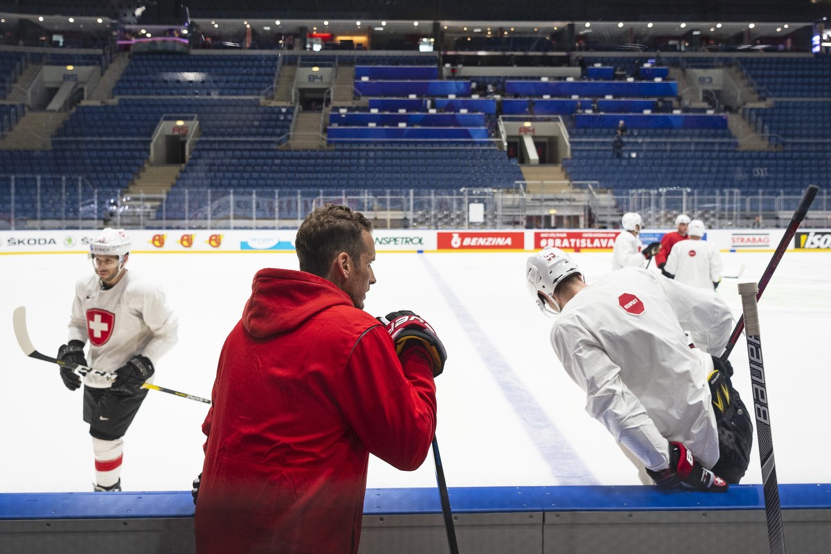 epa07558636 Switzerland's head coach Patrick Fischer (2-L) leads his team's training session for the IIHF 2019 World Ice Hockey Championships at the Ondrej Nepela Arena in Bratislava, Slovak ...