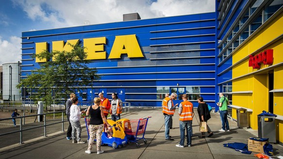 epa04354596 Activists from Dutch trade union FNV inform customers of IKEA about the alleged poor working conditions for the drivers of the retail in Haarlem, The Netherlands, 15 August 2014. The joint ...