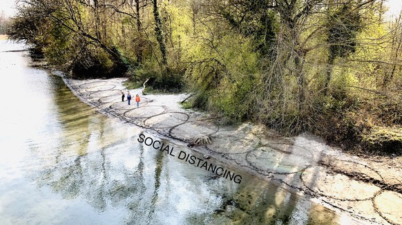 Beim ersten Locktown vor einem Jahr. Haben wir als Familie jeden Tag 3 Wochen lang mit den Kindern ein Kunsprojekt in der Umliegenden Natur gemacht. Die Kreise Symbolisieren das Social Distancing von ...