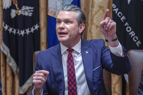 epa12565238 US Secretary of War Pete Hegseth answers a reporter&#039;s question during a Cabinet meeting in the Cabinet Room of the White House in Washington, DC, USA, 02 December 2025. EPA/YURI GRIPA ...