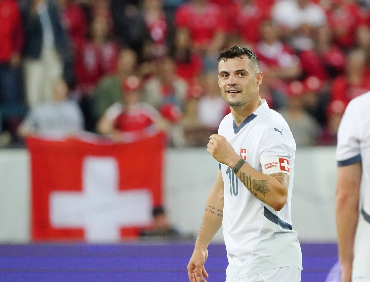 Anton Geisser 04.06.2024 Luzern.Schweiz. Fussball Laenderspiel Schweiz -Estland 4:0 .Bild : Granit Xhaka SUI Einzelbild Gestik Aktion *** Anton Geisser 04 06 2024 Lucerne Switzerland Switzerland Eston ...