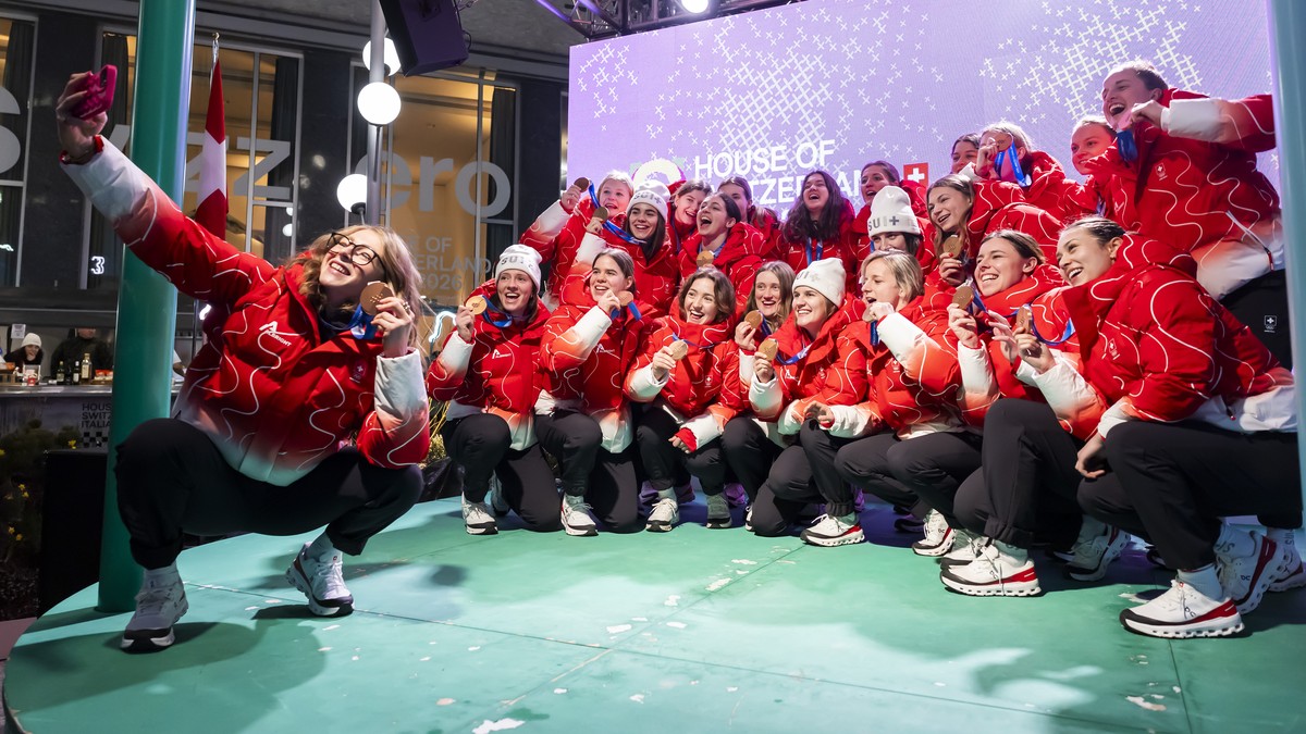 KEYPIX - Switzerland's Lena Marie Lutz takes a selfie with her teammates while celebrating at the House of Switzerland after winning the women's ice hockey bronze medal game, at the 2026 Oly ...