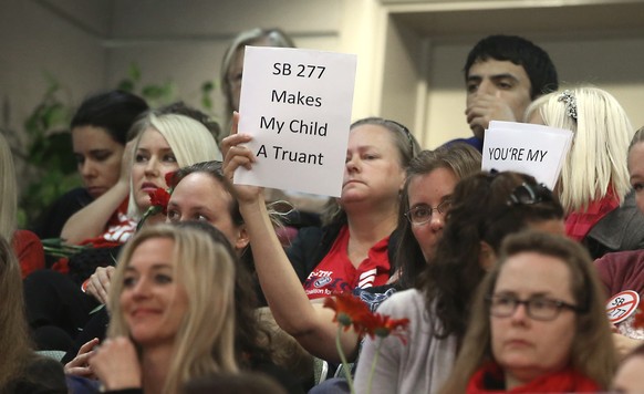 Auch in den USA gehen die Emotionen beim Thema Impfen hoch: Gegner der strikten Impfpflicht protestieren gegen das vorgesehene Gesetz. «SB 277 macht mein Kind zum Schulschwänzer», heisst es auf diesem ...