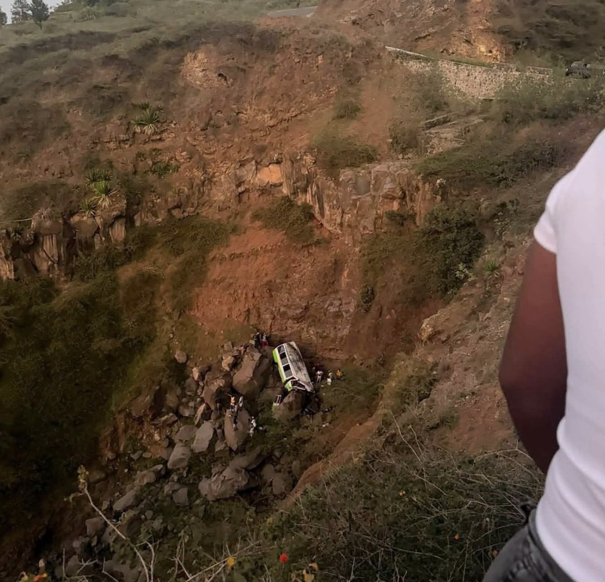 Un bus transportant 32 personnes a chuté samedi soir dans un ravin d’une trentaine de mètres sur l’île de Fogo.