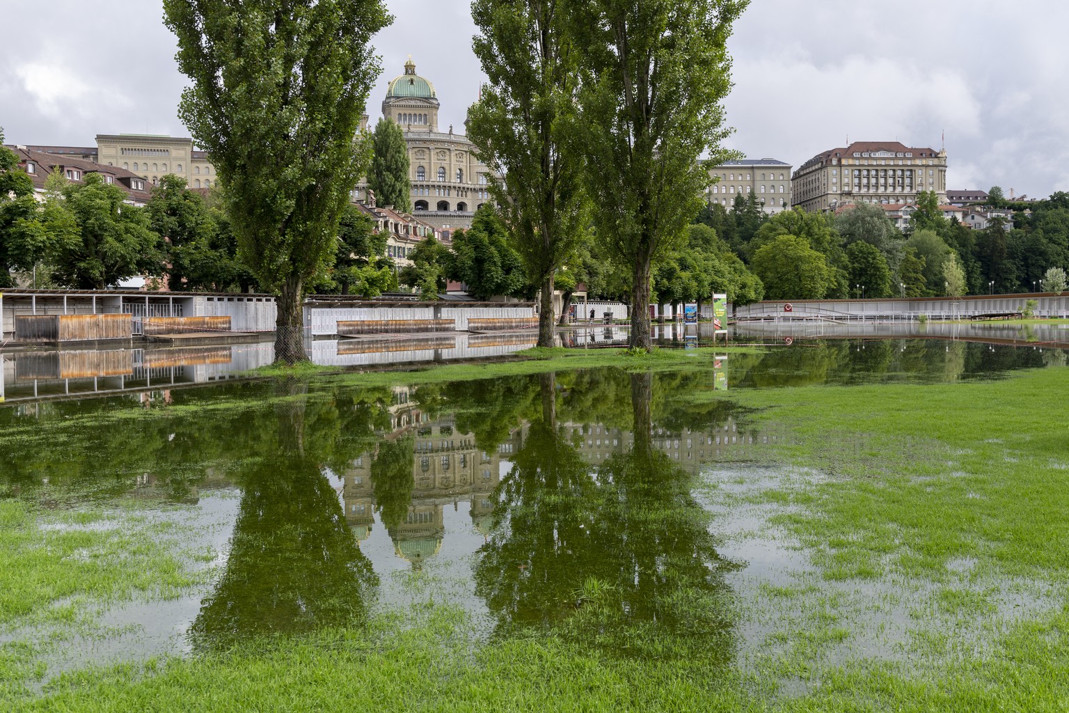 Die Aare fuehrt Hochwasser im Marzili Quartier wo die Fluten die Liegewiesen und das Gartenrestaurant im Freibad Marzili erreichen, am Freitag, 16. Juli 2021 in Bern. Die Feuerwehr hat wegen Hochwasse ...