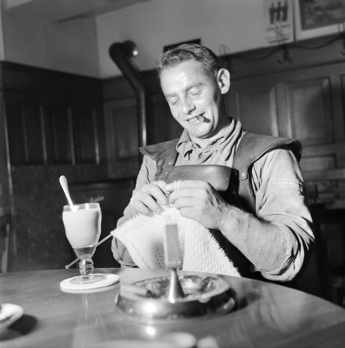 It's a small minority, but they exist - the knitting men of Switzerland, a photo reportage around 1965. (KEYSTONE/Str)

Es ist eine kleine Minderheit, aber es gibt sie - die strickenden Maenner d ...