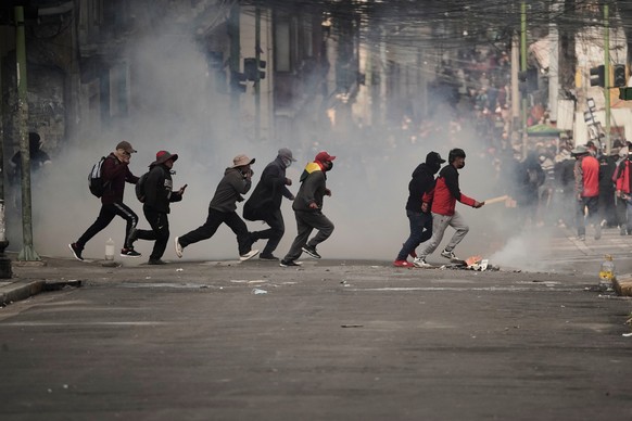 Demonstrators run across a street during an anti-government protest in La Paz, Bolivia, Monday, May 18, 2026. (AP Photo/Freddy Barragan)
Bolivia Protest