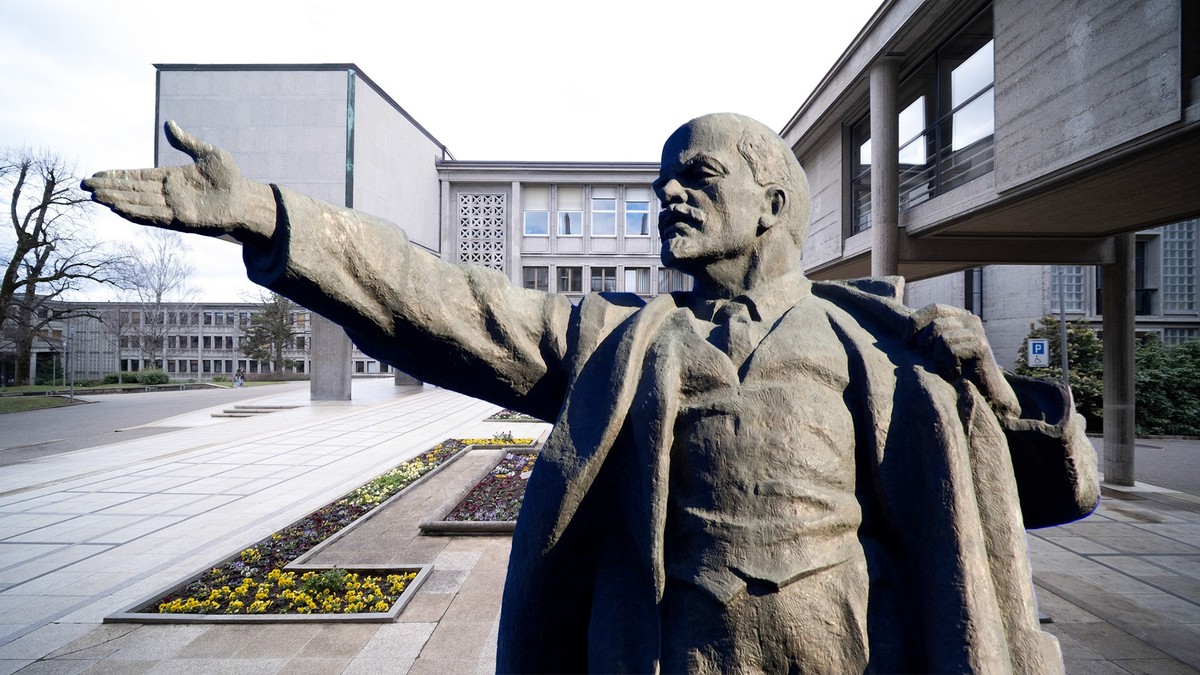 Université de Fribourg. Statue de Lénine. Montage.