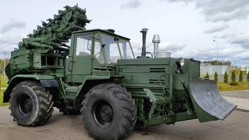 Ein früherer russischer Armeetraktor vom Typ PZM-2: Auch die neue Maschine soll über eine Fräse zum Ausheben von Schützengräben verfügen.